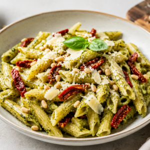Pasta pesto (penne-groene pestosaus-pijnboompit-zongedroogde tomaat-parmesan) VEGGIE