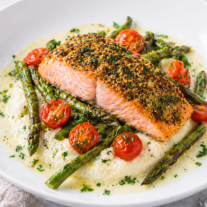 Zalm met een kruidenkorst, bloemkoolstoemp, asperges & kerstomaatjes