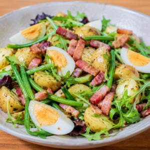 Luikse salade met krieltjes, spek, boontjes, ei & honing mosterdvinaigrette