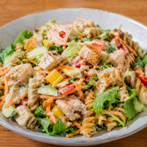 Volkoren pastasalade met kip, groentjes & Thousand Island vinaigrette