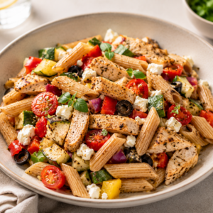 Volkoren penne salade met Mediterraanse groenten & kip