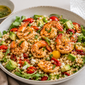 Parelcouscous salade met gegrilde scampi