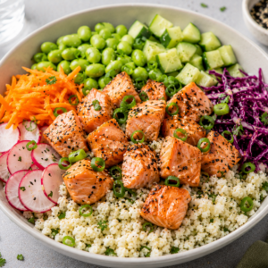 Pokébowl met bloemkoolrijst & pulled salmon