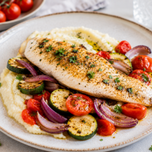 Oven gebakken zeebaars met bloemkoolpuree, courgette, tomaat & rode ui